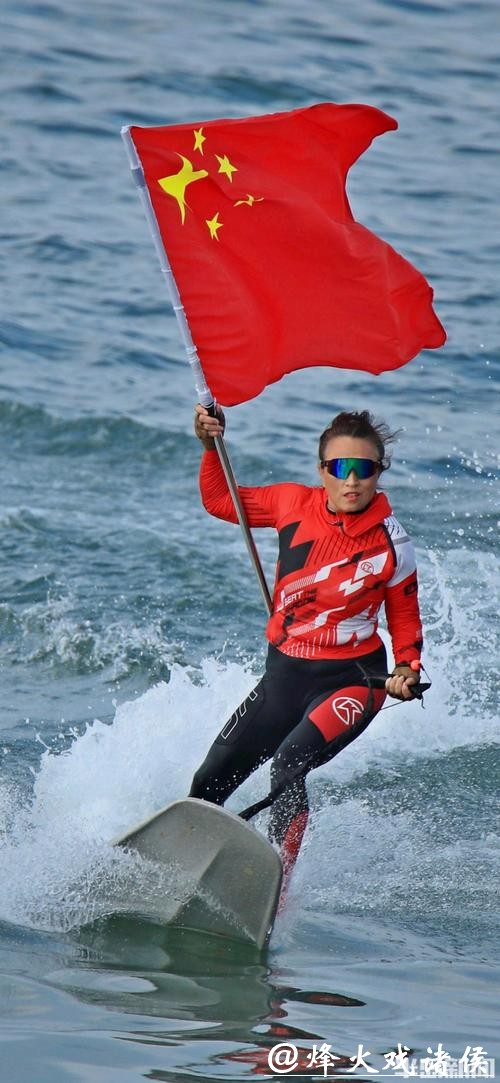 青岛故事|拳台赢,浪尖也赢!从散打女王到海上飞人,这位青岛阿姨太飒了 青岛故事|拳台赢,浪尖也赢!从散打女王到海上飞人,这位青岛阿姨太飒了